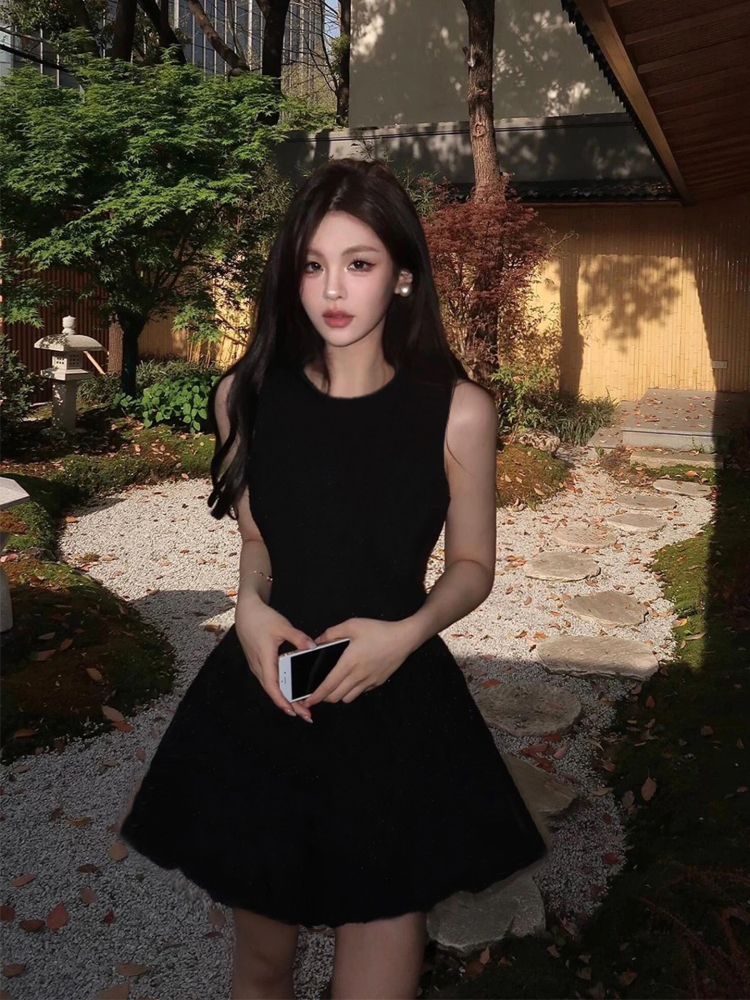 赫本风黑色无袖连衣裙子女2025夏季新款小个子收腰显瘦小黑裙短裙